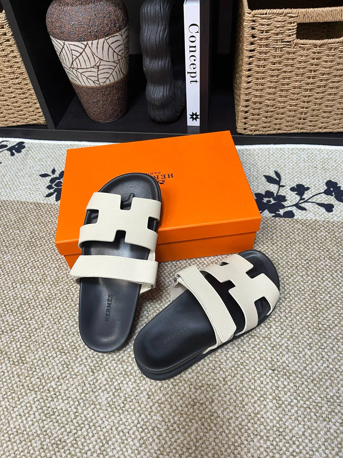 P300 Long-term stock Hermes men’s Kazimir slippers for couples - top quality woven calfskin functional sandals with intertwined uppers inspired by the “H” iconic pattern to create a casual look, perfect for summer. Imported cowhide + cowhide lining + TUP outsole Size: 35-46
